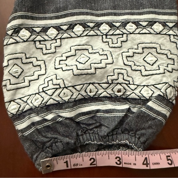 Crown & Ivy Peplum Top Black & White Long Sleeve Aztec Babydoll Women’s Size Med - Picture 9 of 13